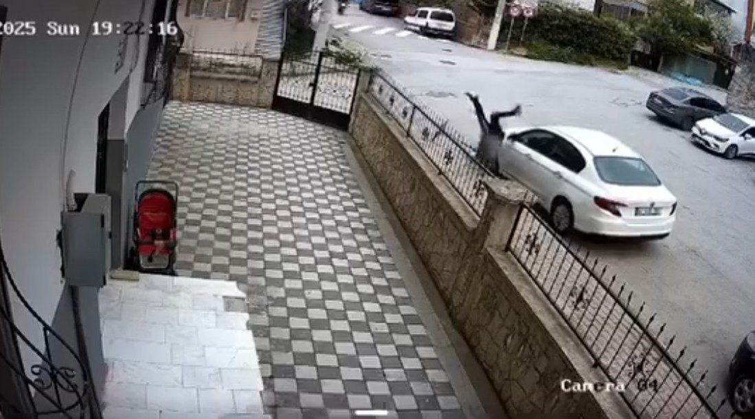 İlginç kaza: Otomobile çarptıktan sonra kaçtı Kocaeli’nin Darıca ilçesinde scooteriyle park halindeki otomobile çarpan sürücü savrularak