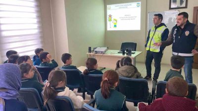 Bolu’da Dumlupınar İlköğretim Okulu’nda eğitim gören öğrenciler ve öğretmenleri, Mudurnu