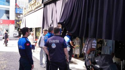 Düzce Belediyesi Zabıta Müdürlüğü, Kızılay Meydanı’nda kaldırımları işgal ederek yaya