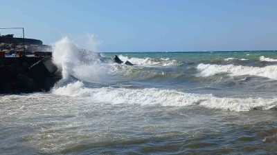 Düzce’nin Akçakoca ilçesinde Meteoroloji Genel Müdürlüğü’nden yapılan fırtına uyarısının ardından,