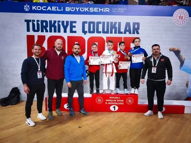 Karatede 3 madalya Türkiye Çocuklar Karate Şampiyonasında Düzceli sporcuları madalyalarla döndü. Kocaeli ilinde