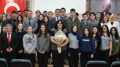 DÜZCE(İHA) – Düzce Valisi Selçuk Aslan, Cumhuriyet Anadolu lisesinin düzenlediği