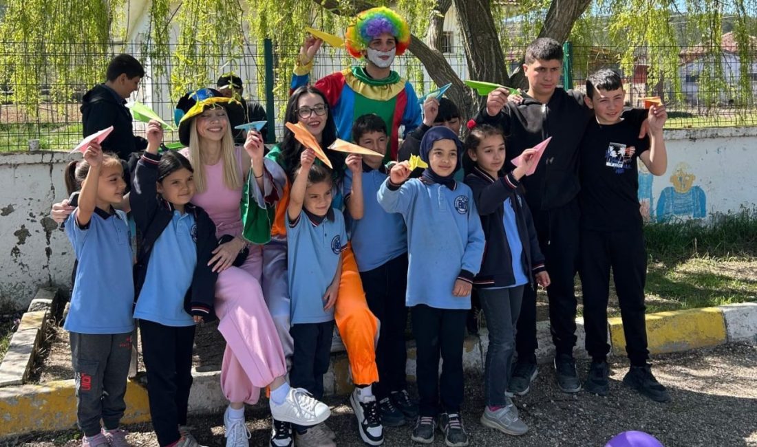 Kastamonu’da üniversiteli gençlerden ilkokul öğrencilerine anlamlı etkinlik Kastamonu’da üniversite öğrencileri, sosyal sorumluluk projesi kapsamında ilkokul öğrencilerine hem