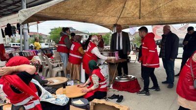 DÜZCE(İHA) –Çilimli ilçesinde kurulan pazar yerinde Kızılay Şube Başkanlığı tarafından