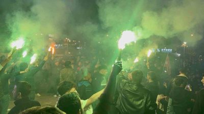 Trendyol Süper Lig’e yükselmesi kesinleşen Kocaelispor’un taraftarları sokaklara döküldü. Sakarya