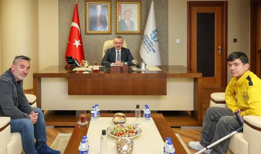 Kocaelisporlu Efe Kartal’dan Büyükakın’a ziyaret Kocaeli Büyükşehir Belediye Başkanı Tahir Büyükakın, 8 Şubat Cumartesi günü
