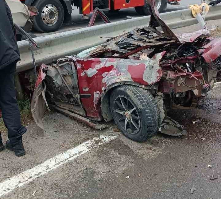 Kontrolden çıkan otomobil bariyerlere saplandı: 2 ağır yaralı Sakarya’nın Söğütlü ilçesinde kontrolden çıkan otomobil, bariyerlere saplandı. Kağıt gibi