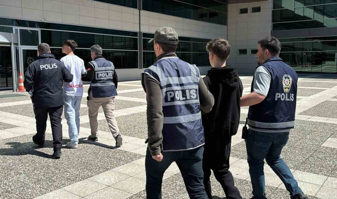 Kuaförün balkonundan girerek kasadan para çalan 2 şüpheli adliyede Bolu’da kuaför salonuna gece saatlerinde balkondan girerek kasadan 5 bin