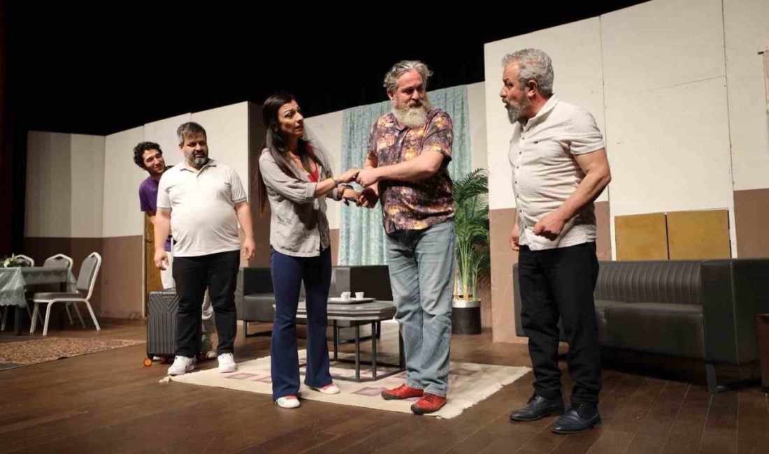 Başiskele’de sahnelenen “Kurtar Beni” adlı tiyatro oyunu vatandaşlardan tam not