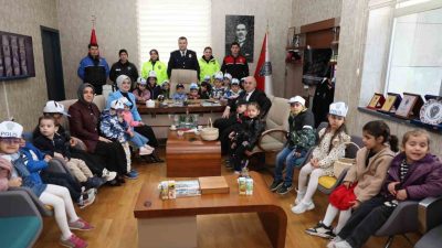 Darıca’da minik öğrenciler ile ilçe belediye başkanı, Türk Polis Teşkilatı’nın