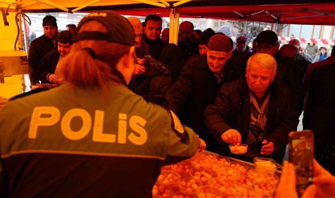 Namaz çıkışında lokma dağıtıldı Düzce Belediyesi, Polis Haftası dolayısıyla Merkez Büyük Cami önünde vatandaşlara