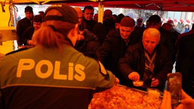 Düzce Belediyesi, Polis Haftası dolayısıyla Merkez Büyük Cami önünde vatandaşlara