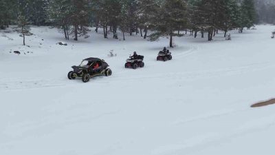 İlkbahar mevsiminde olunmasına rağmen Kocaeli’nin yüksek kesimlerine yağan kar, doğaseverleri