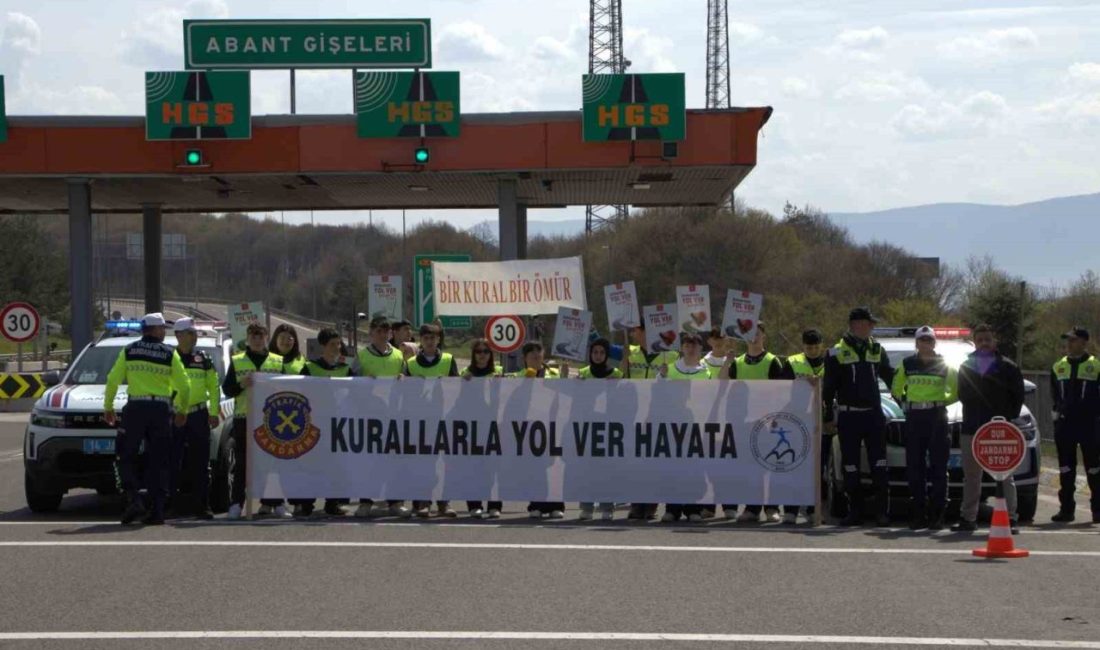 Öğrenciler trafik jandarması oldu Bolu’da lise öğrencileri, jandarma trafik ekipleriyle birlikte seyir halindeki araçları