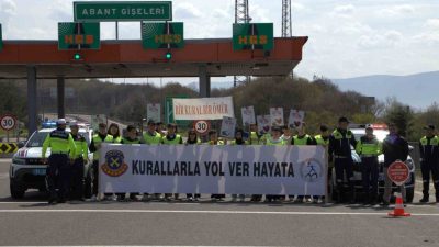 Bolu’da lise öğrencileri, jandarma trafik ekipleriyle birlikte seyir halindeki araçları