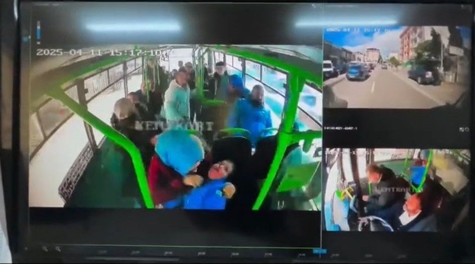 Kocaeli’nin Çayırova ilçesinde özel halk otobüsünde annesiyle yolculuk yapan bir