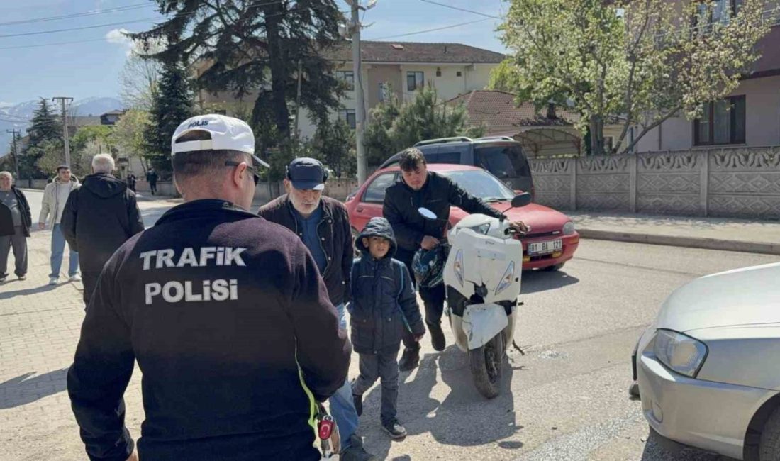 Otomobil ile çarpışan motosikletlinin taktığı kask hayatını kurtardı Düzce’de motosiklet ile otomobilin çarpışmasıyla meydana gelen kazada, motosiklet sürücüsünün