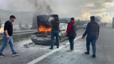 Anadolu Otoyolu’nda motor kısmından alev alan otomobildeki yangını, diğer sürücüler