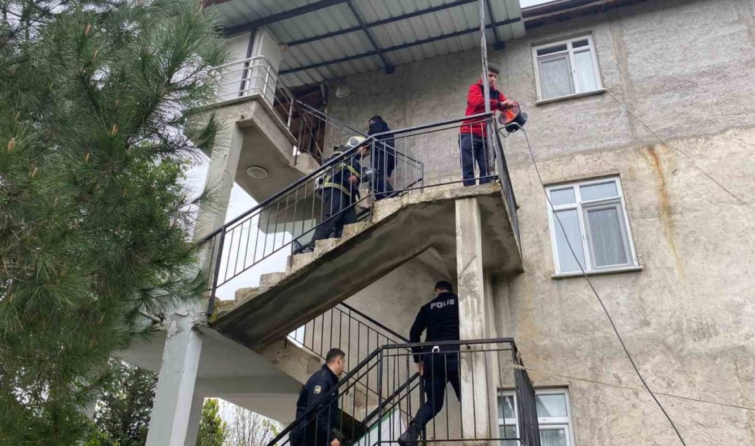 Kocaeli’nin İzmit ilçesinde bir dairenin oturma odasında çıkan yangın ekipleri