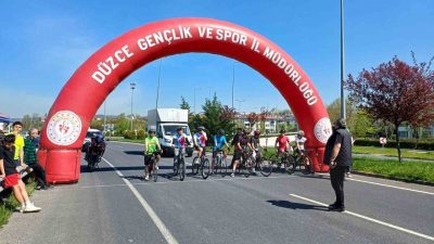 DÜZCE(İHA) – Düzce’de okul spor yarışları çerçevesinde 135 bisikletli dereceye