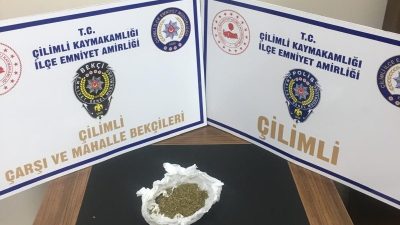 Düzce’nin Çilimli ilçesinde polisin şüphe üzerine durdurduğu araçtan bir miktar