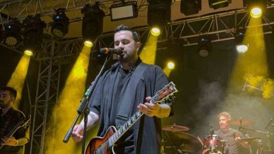 Düzce’de üniversite öğrencilerine özel yapılan konserde sağanak yağışa rağmen gençler