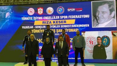 Sakarya Büyükşehir Belediyesi güreş sporcuları Sivas’ta düzenlenen İşitme Engelliler Büyükler