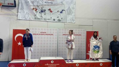 Sakarya Büyükşehir Belediyesi Taekwondo sporcuları Ecrin Yılmaz ve Zeynep Bulanık,