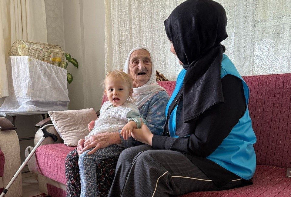 Sakarya Büyükşehir Belediyesi eli öpülesi büyüklere gönül bağını güçlendirdiği vefa