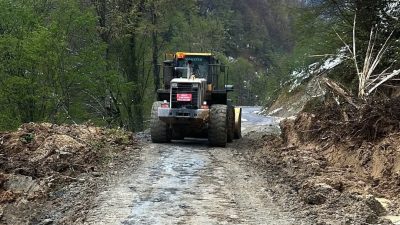 Düzce’nin şelalesiyle ünlü Samandere yolunda, kar yağışı ve yağmur sebebiyle