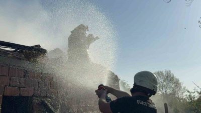 Düzce’de samanlıkta çıkan yangın itfaiye ekiplerinin çalışmaları ile söndürüldü. Bir