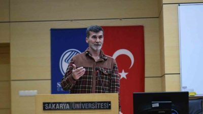 Sakarya Üniversitesinde (SAÜ) gerçekleştirilen kampçılık söyleşisine deneyimli kampçı Faysal Şakuç