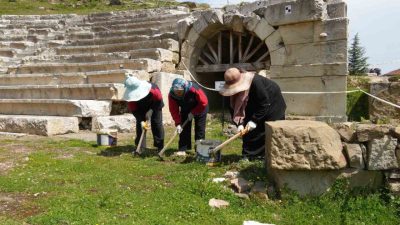 Düzce Belediyesi’nin büyük destek verdiği Konuralp Antik Tiyatrosu’ndaki kazı çalışmaları