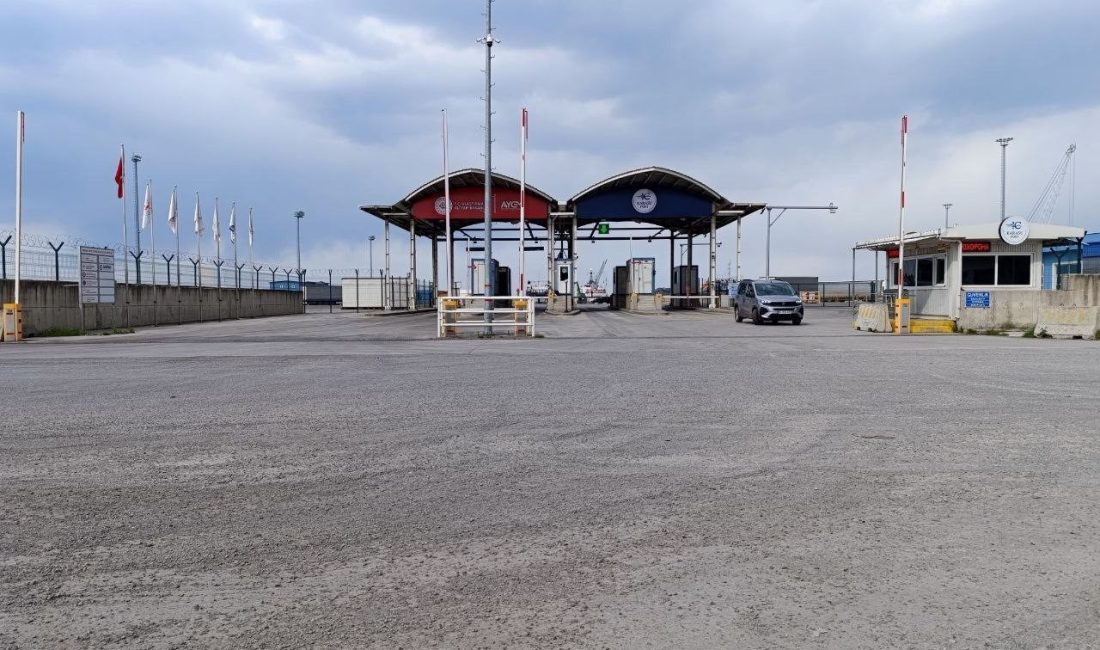 Sakarya’nın Karasu ilçesinde Ro-ro seferlerinin yapıldığı Karasu Limanı’nda geminin içindeki