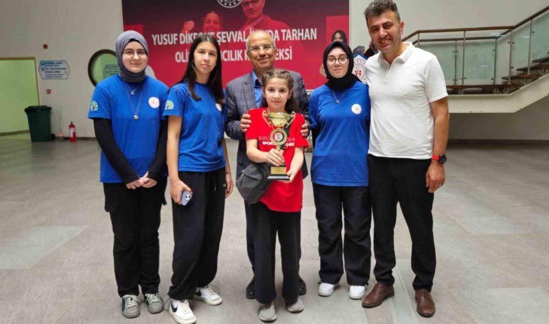 Türkiye ikincisi oldular Havalı tabanca genç kadın takım kategorisinde yarışan Düzceli sporcular Türkiye