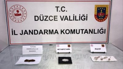 Düzce’nin Çilimli ilçesinde jandarma ekiplerinin durdurdukları araçtaki şahıs, ekiplere uyuşturucu
