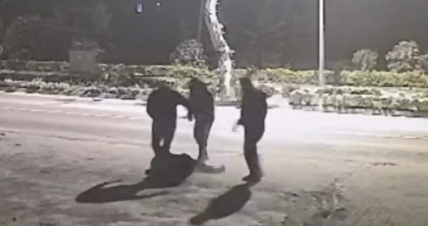 Yalova’da 4 kişinin saldırısına uğrayan genç defalarca bıçaklandı Yalova-Termal yolunda 4 kişinin saldırısına uğrayan kişi defalarca bıçaklandı. Acımasızca