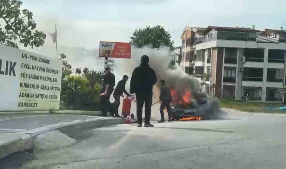 Yalova’da seyir halindeki otomobil alevlere teslim oldu Yalova’da seyir halindeki otomobilin motor kısmında çıkan yangın itfaiye ekipleri
