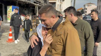 Düzce’de sabah saatlerinde marketin klima motorundan çıkan yangın sonrasında 3