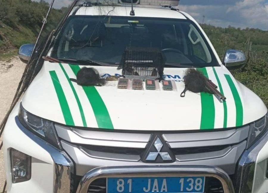 Yasak avlanan şahıs yakalandı DÜZCE (İHA) – Düzce’de jandarma ekipleri tarafından ormanlık alan içerisinde