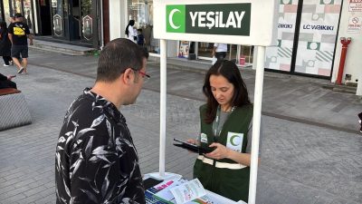 Bolu Yeşilay Şubesi, İzzet Baysal Caddesi’nde stant kurarak vatandaşlara yönelik