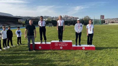 Kocael’de düzenlenen Okul Sporları Okçuluk Yarışmalarına katılan ortaokul öğrencisi Zeynep