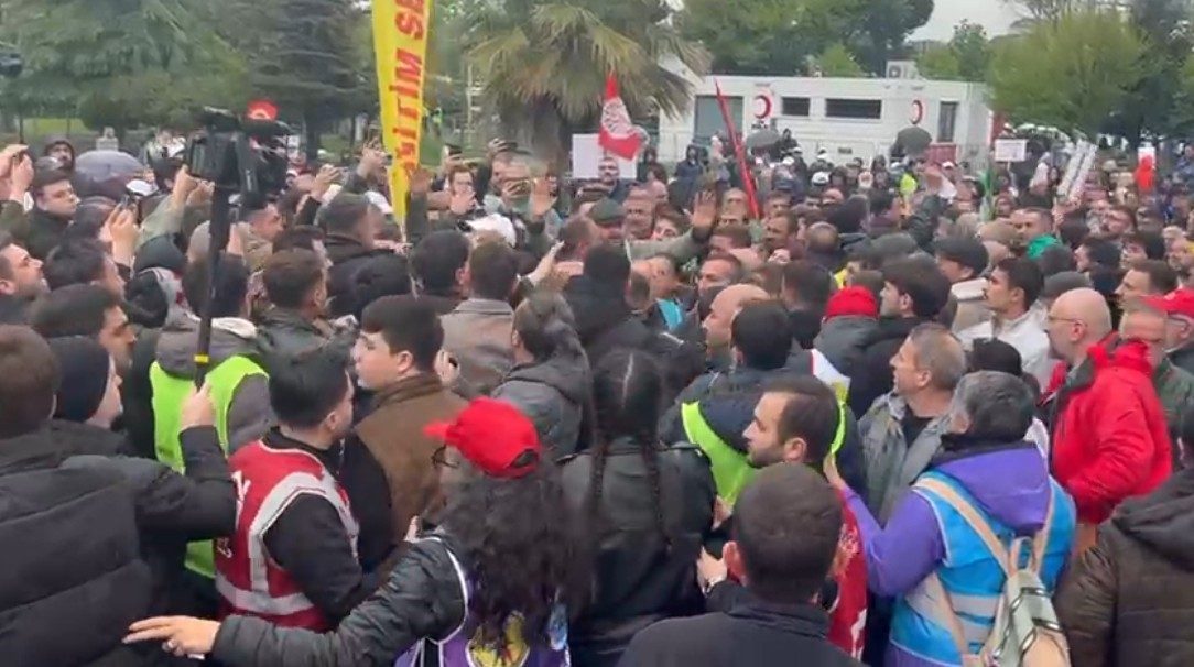 1 Mayıs kutlamalarında DEM ile ADD arasında kavga Kocaeli’de 1 Mayıs kutlamaları sırasında DEM Partililer ile Atatürkçü Düşünce