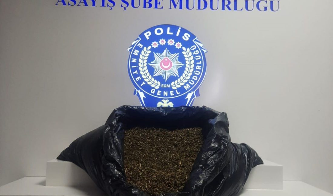 10 yıl hapis cezası olan şüpheli, 3 kilogram uyuşturucuyla yakalandı Sakarya’da polis ekiplerince gerçekleştirilen operasyonda 10 yıl hapis cezası olan