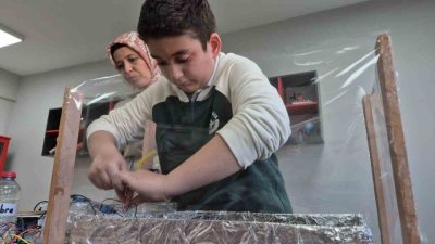 DÜZCE (İHA) – Düzce’de 11 yaşındaki Muhammet Zahid Sert, seralarda