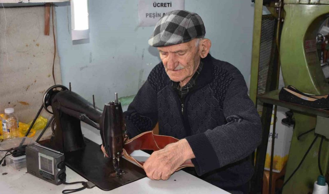20 metrekarelik dükkanda fabrikasyona direniyor Sakarya’nın Hendek ilçesinde 13 yaşında çırak olarak başladığı ayakkabı tamirciliğini