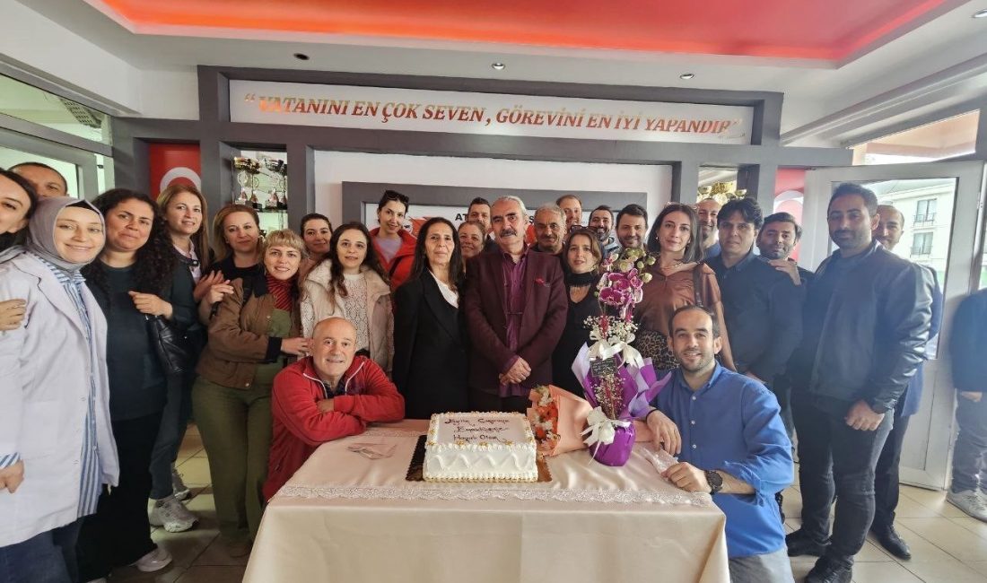 43 yıllık eğitimci emekliliğe böyle uğurlandı Sakarya’nın Karasu ilçesinde 43 yıllık öğretmen Yahya Gülhan, alkışlar ve