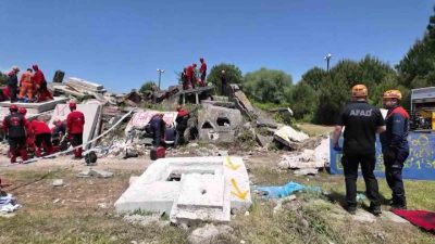 Kocaeli’de 7.2 şiddetindeki deprem senaryolu tatbikat gerçeği aratmadı. 13 ilden