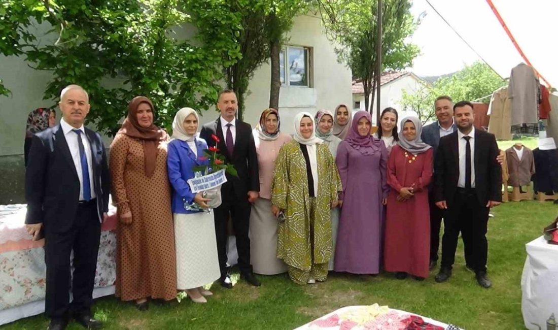 8 kadın halk eğitimde öğrendiği işçilikle, el emeği ürünlerle sergi açtı Bolu’nun Mudurnu ilçesinde Halk Eğitim Merkezi’nde dikiş öğrenen ev hanımları,