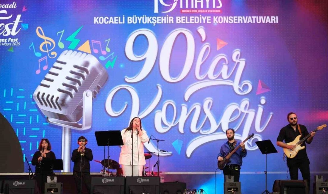 90’lar şarkıları gençlerle buluştu EnFest Gençlik Festivali kapsamında düzenlenen 90’lar konseri, kulakların pasını sildi.